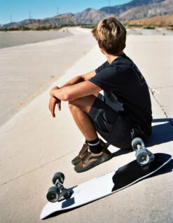 Carver™ CARVER BLACK TIP 32,5'' SURFSKATE 2023 -Surfcorner Store carver black tip 32 5 cx surfskate completo 1